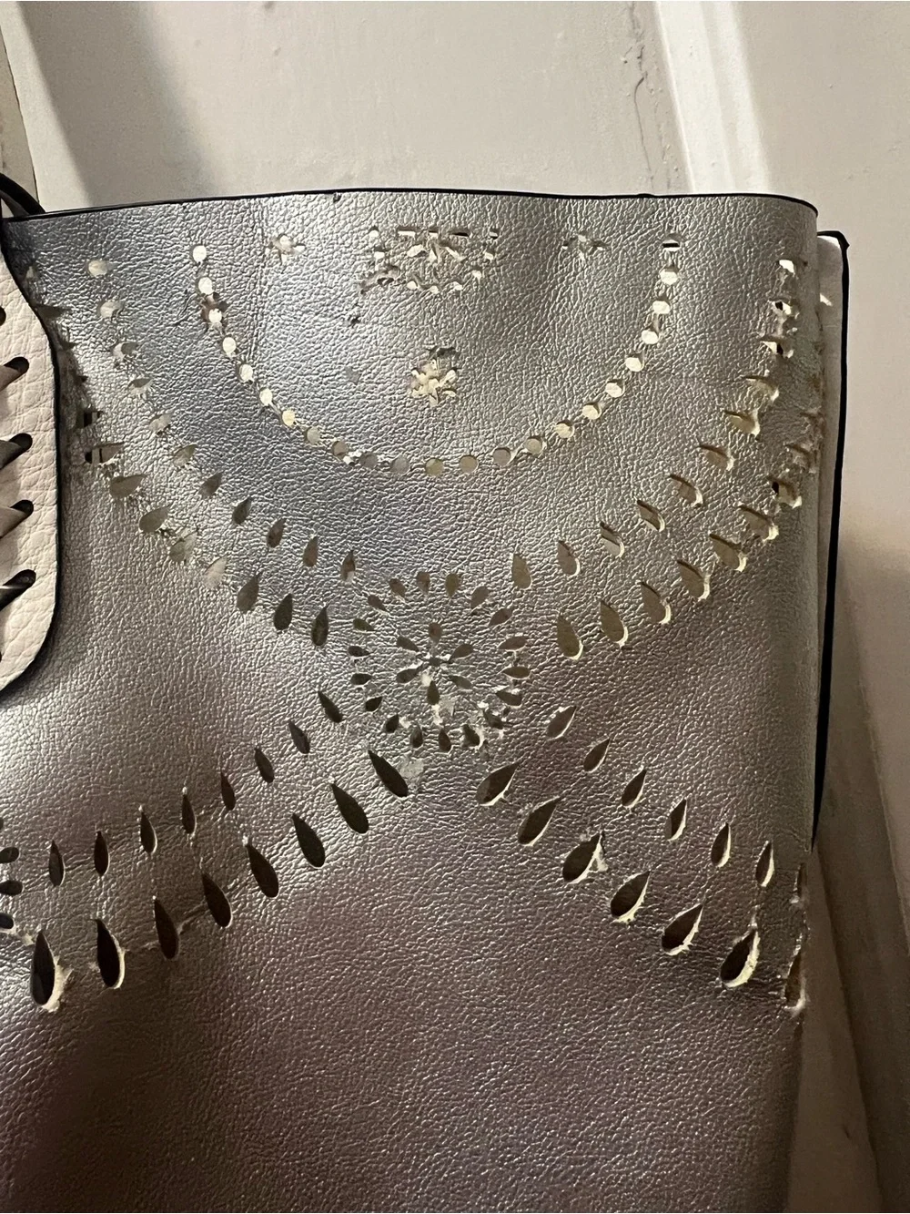 Mellow World looking tote